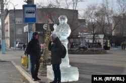 Ледовый военный на остановке у кинотеатра Родина, Чита