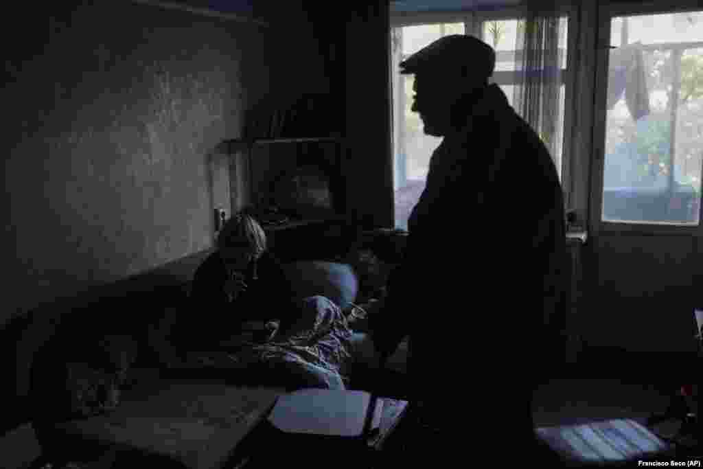 В темной и тесной квартире мать Севрукова сидит под одеялом на диване, заставленном тарелками с плохой едой. Зоя Севрукова вот уже семь лет она прикована к постели и большую часть времени проводит сидя, раскладывая пасьянс из потертой колоды карт. &laquo;Сейчас очень холодно. Если бы не мой сын, я бы замерзла&raquo;, &mdash; говорит она.