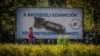 U Budimpešti 18. oktobra muškarac prolazi pored plakata na kojem je prikazana bomba, sa tekstom "Sankcije Brisela nas kažnjavaju".