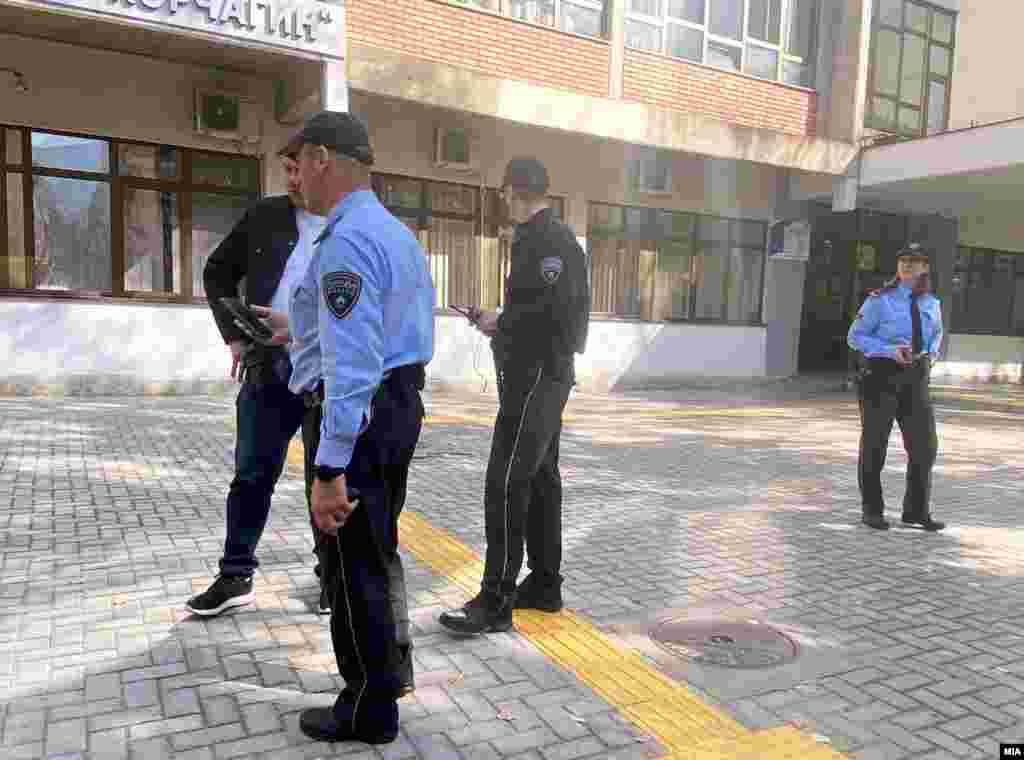 МАКЕДОНИЈА -&nbsp;Дојави за поставени експлозивни направи се добиени за уште две училишта во Скопје, покрај двете училишта за кои претходно информираше МВР. &bdquo;Пријавата за новите бомби е добиена околу 10 часот, а половина час претходно стигнаа дојавите и за првите две училишта, од кои едното е гимназијата &bdquo;Јосип Броз Тито&ldquo;, информираат од Министерството за внатрешни работи.&nbsp;Дојавите за бомби во средните училишта се чин на хибридна војна кон нашата земја и регионот, изјави премиерот Димитар Ковачевски.