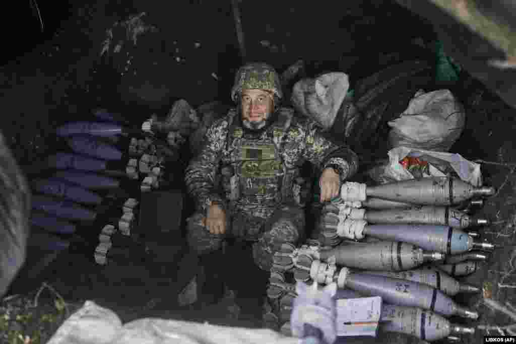 Украински војник се засолнува во ровот опкружен со минофрлачи во Бахмут на 21 октомври. Евгениј Пригожин, богат бизнисмен и близок соработник на рускиот претседател Владимир Путин, познат и како „готвачот на Путин“, е идентификуван како лидер на Вагнер. 