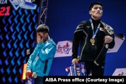 Махмуд Сабырхан (слева) и чемпион Тамоя Цубой из Японии. 5 ноября 2021 года