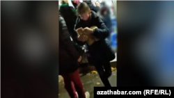 Покупатели, в том числе дети выходят из магазина с нормой хлеба, составляющей три буханки в руки. Ашхабад, ноябрь, 2021