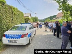 Pristalice tvrde da je lider SDS-a Milan Miličević još u kući, te najavljuju da će spriječiti njegovo odvođenje.