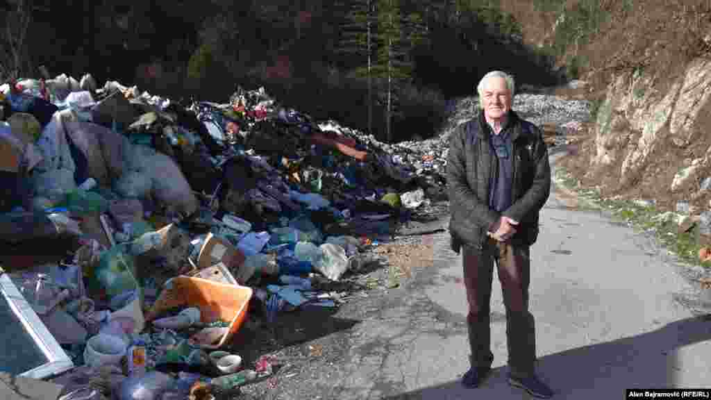&quot;Ova deponija nije postojala prije rata i na nju se dovozi smeće, razni materijali, uginule životinje, eksploziv. Ljeti je nemoguće proći. Mi svojim kućama ne idemo pored smeća, već kroz smeće. Molili smo za pomoć sa svih strana. Pred izbore obećaju da će biti riješeno, a onda se problem zaboravi&ldquo;, kaže mještanin Ibro Džafić.