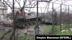 Російська військова техніка у дворі в селі Правдине, січень 2023 року
