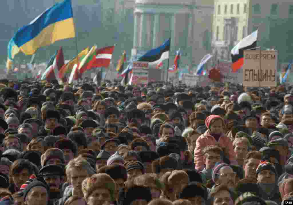 Тысячи людей вышли на митинг на Манежную площадь в преддверии референдума о всенародном выборе президента Российской федерации