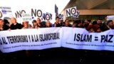 تجمعی در مادرید اسپانیا در دی ماه ۹۳، چند روز پس از حمله خشونت‌بار به دفتر نشریه شارلی ابدو در پاریس، با شعار «نه به تروریسم و نه به اسلام‌هراسی»