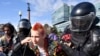 "Қаңғыбастар, қиялилар мен сығандар". Билікшіл БАҚ наразылықты қалай көрсетті?