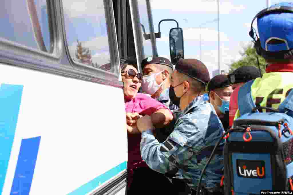 Нұр-Сұлтанда арнайы жасақ наразылардың бірін автозакқа күштеп кіргізіп жатыр. 