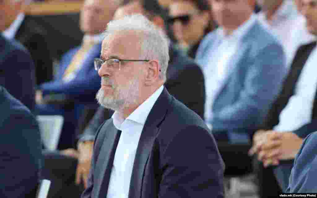 МАКЕДОНИЈА - Познанството со новоизбраниот шеф на обвинителството за гонење на организиран криминал и корупција (ОЈО ГОКК), Ислам Абази со луѓе на ДУИ, не треба да коментира, со оглед дека станува збор за претставници на различни власти. Вака одговори Талат Џафери на прашањето на МИА околу релациите помеѓу владејачка партија и обвинителот.