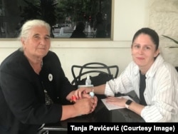 "Ugroženi su nam životi jer smo stavljeni na listu zajedno sa osvjedočenim desničarima, koji su zagovornici ideologije Radovana Karadžića i Ratka Mladića i osobama koje ne priznaju genocid u Srebrenici", kaže novinarka Tanja Pavićević (na slici Tanja Pavićević prilikom susreta sa jednom od majki Srebrenice)
