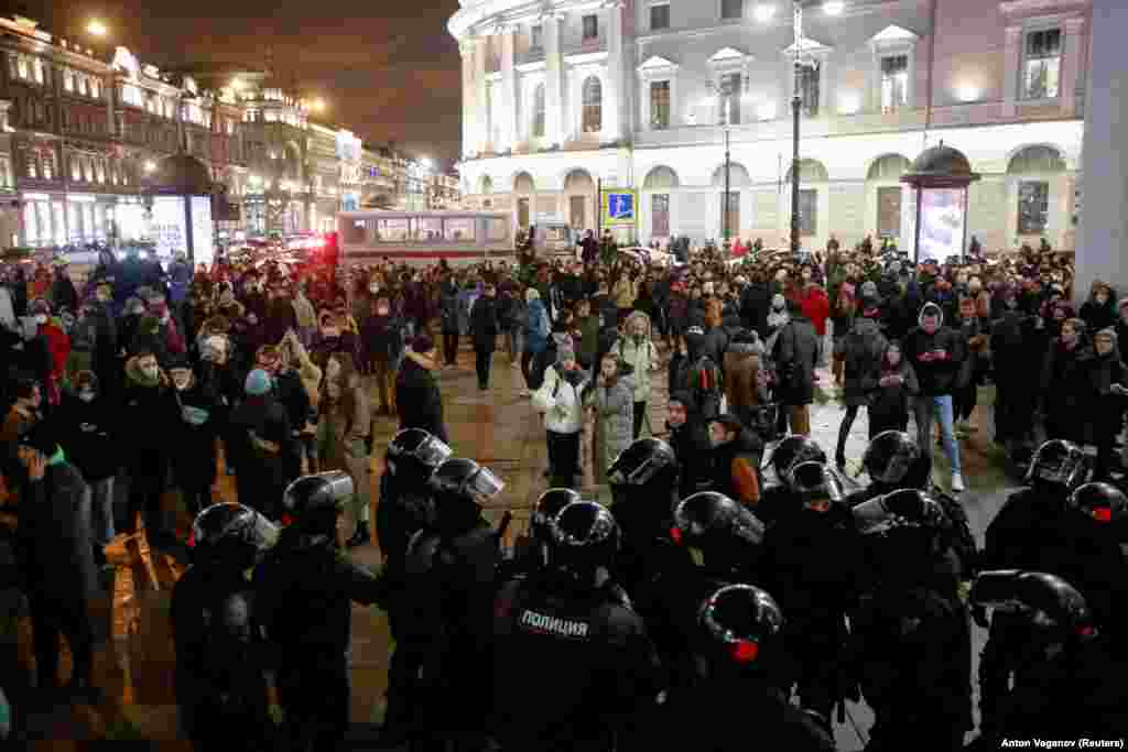 Policajci u blizini demonstranata tokom antiratnog protesta u Sankt Peterburgu, 24. februara 2022. 