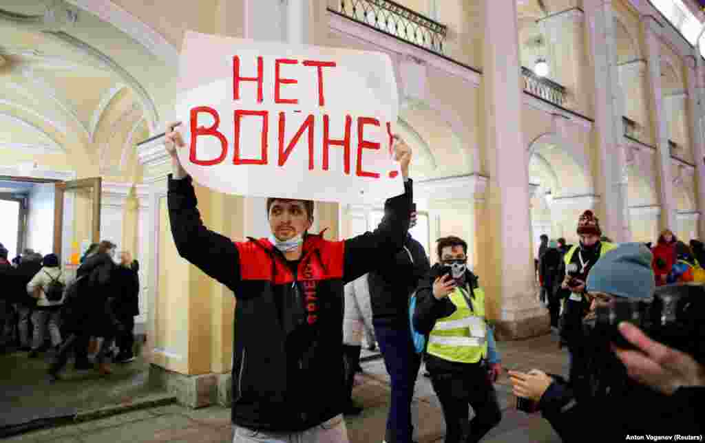 Demonstrant pokazuje plakat na kojem piše "Ne ratu!" tokom antiratnog protesta u Sankt Peterburgu, 24. februara 2022. 