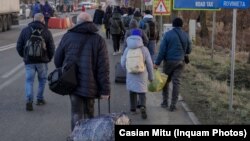 Украинские беженцы пересекают границу с Румынией на переходе Сирет, 24 февраля 2022 года