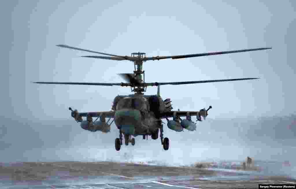 Руски разузнавачки хеликоптер Ка-52 „Алигатор“ кој лета на неодредена локација во Ростовската област во Русија на 19 јануари. Овие фотографии се направени од хонорарен фотограф кому очигледно му бил дозволен пристап до руската воена база, а подоцна ги дистрибуирал до Ројтерс.