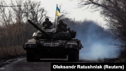 Українські військові їдуть на танку біля прифронтового міста Бахмут, Донецька область, 20 січня 2023 року, ілюстративне фото