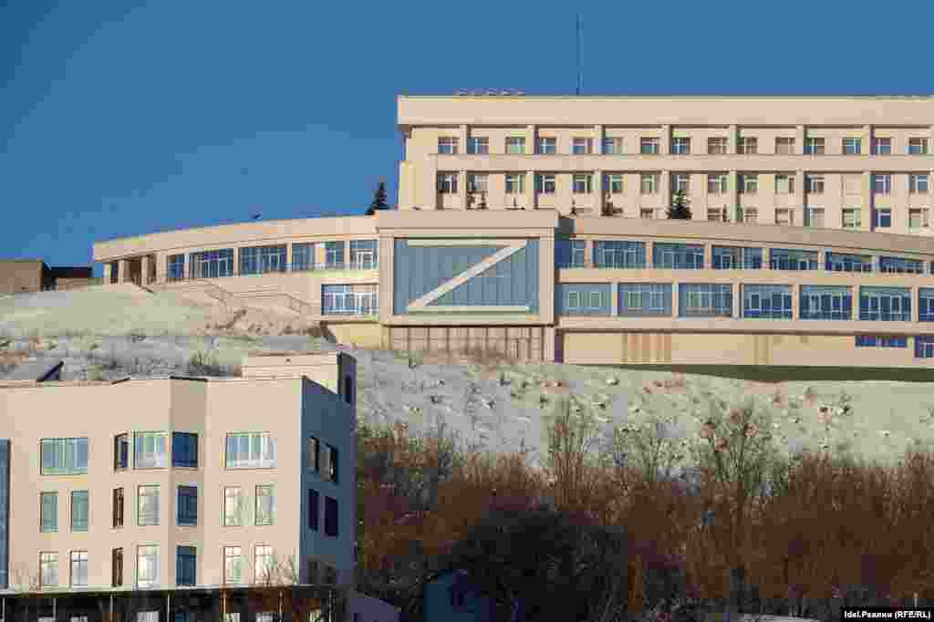 На въезде в город из машины можно увидеть букву Z в окне Дома республики 