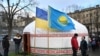 "Четте карап тура албадык". Казак ыктыярчылардын Украинадагы боз үйлөрү