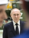 Владимир Путин (в центре) во время общения с рабочими АО "Северо-западный региональный центр концерна ВКО "Алмаз-Антей" - Обуховский завод"