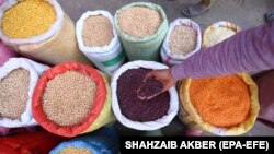 د پاکستان حکومت وايي، د اوړو، غوړیو او دالونو په ګډون د ۱۹ شیانو بیې ټیټوي - پخوانی انځور. 