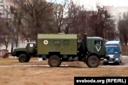 Ілюстрацыйнае фота. Вайсковыя расейскія машыны каля Мазырскага гарадзкога шпіталя, люты 2022