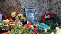 Cvijeće za ubijenog Borisa Njemcova u Sankt Peterburgu