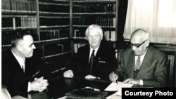 Dictatorul comunist, Gheorghe Gheorgiu Dej, președintele Marii Adunări Naționale, Mihail Sadoveanu și adjunctul Traian Săvulescu, semnând a doua constituție a Republicii Populare Române, pe 25 septembrie 1952. În primele paragrafe vorbea despre eliberarea României de către URSS.
