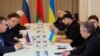 Делегациите од Украина и Русија, вклучително и помошникот на рускиот претседател Владимир Медински, помошникот на украинскиот претседател Михаило Подољак и други разговараа денеска во Белорусија