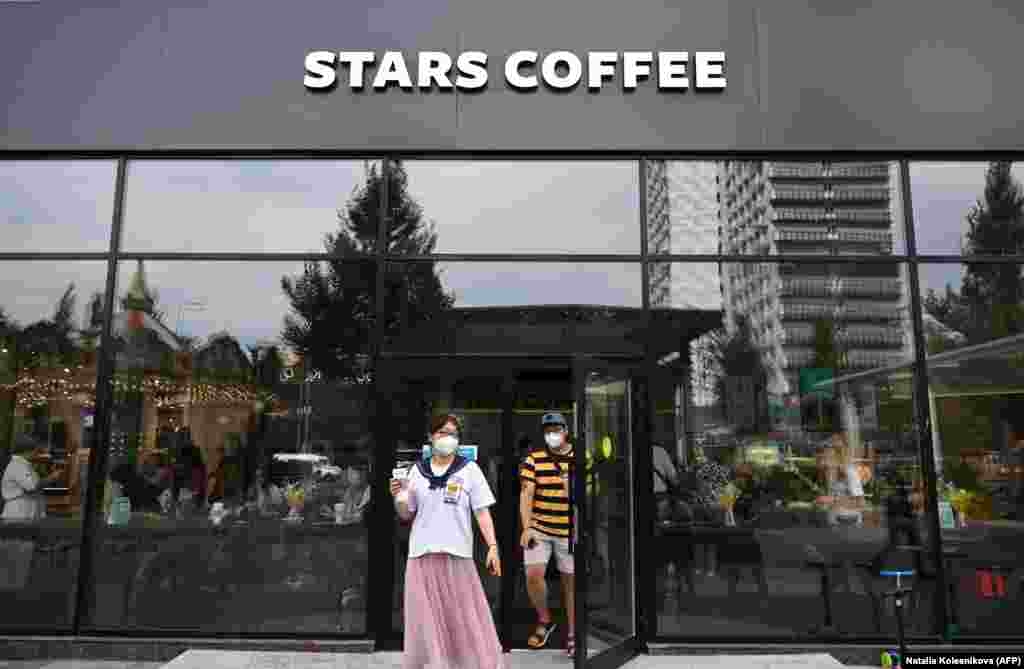 Клиенти го напуштаат објектот Stars Coffee во Москва, 19 август.