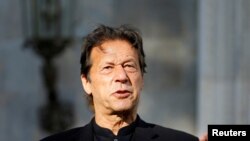 د وزیراعظمۍ څوکۍ لیرې کېدو وروسته د عمران خان پرضد يوشمېر مقدمې جوړې شوې دي. پخوانی انځور