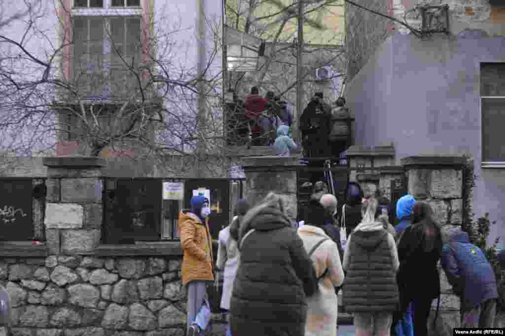 U Srbiji je visoko prenosivi omikron soj potvrđen 23. decembra. Krizni štab, međutim na poslednjoj sednici 28. decembra 2021. odlučio je da nisu potrebne dodatne epidemiološke mere uoči praznika. Red ispred Covid ambulante u opštini Voždovac. Beograd, 5. januar 2022. 