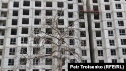 У места строительства многоэтажного здания в Алматы. Иллюстративное фото