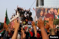 د عمران خان په مشرۍ حکومت ضد لاریون د اکتوبر پر ۲۸مه له لاهوره پیل شوی وو.