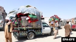 د افغان کډوالو ګاډي له پاکستانه د سپین بولدک په لاره افغانستان ته داخلېږي - پخوانی انځور.