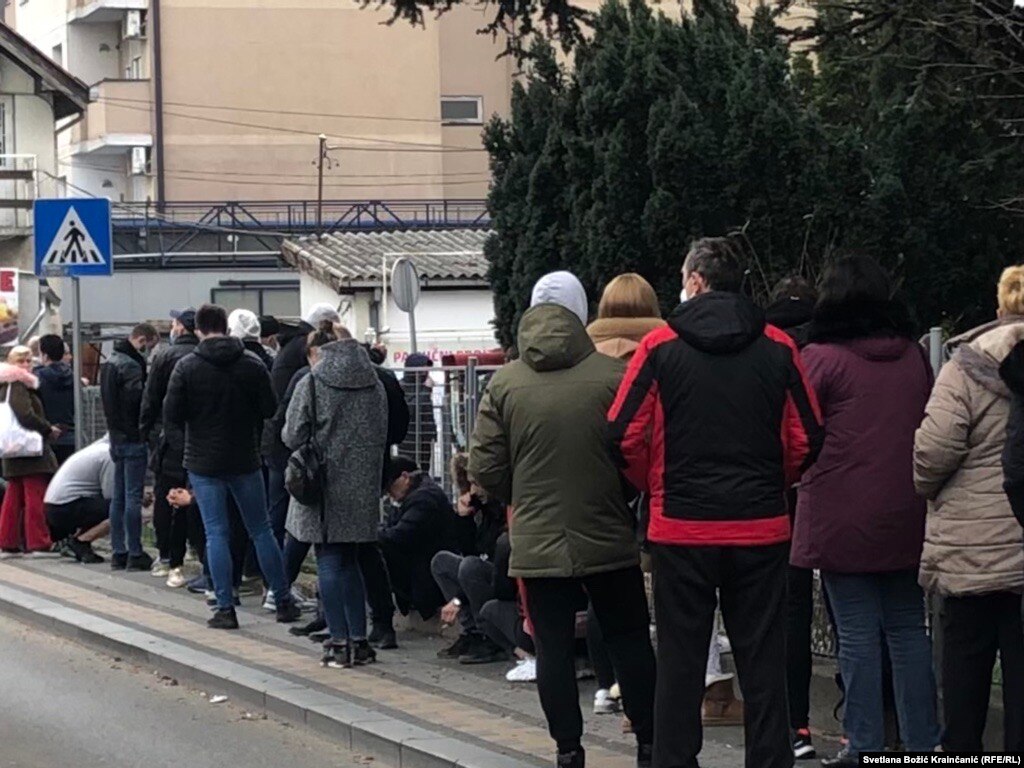 Građani čekaju u redu ispred Covid ambulante u beogradskoj opštini Voždovac, 5. januar 2022. 