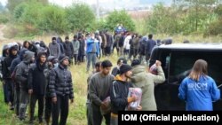 Međunarodna organizacija za migracije, Crveni križ Federacije Bosne i Hercegovine (BiH) i Crveni križ Unsko-sanskog kantona (USK) započeli su akciju podjele migrantima vreća za spavanje, toplih pokrivača i paketa hrane, 20. oktobra 2020.