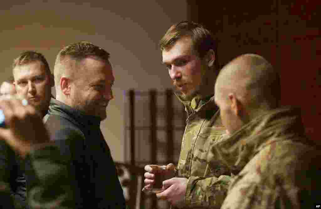 Командир полка «Азов» Денис Прокопенко и исполняющий обязанности командира 36-й отдельной бригады морской пехоты Сергей Волынский разговаривают с министром внутренних дел Украины Денисом Монастырским в Турции, куда они прибыли после освобождения из плена 21 сентября 2022 года. Они вместе с другими освобожденными из плена командирами будут находиться там до конца войны, под протекцией президента Турции Реджепа Эрдогана.