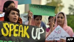 په پاکستان کې په تېرو کلونو کې پر ماشومانو د تېري پېښو ضد مظاهرې او لاریونونه هم شوي دي - پخوانی انځور.