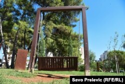 Oštećena ljuljaška u parku nedaleko od osnovne škole u podgoričkom naselju Blok 5