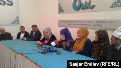 Участники пресс-конференции в Оше. 29 сентября 2017 года.