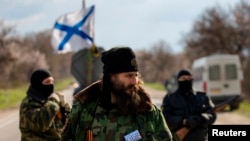 Cetnikul Milutin Malisic la un punch de control pe șoseaua dintre Simferopol și Sevastopol pe 13 martie, 2014