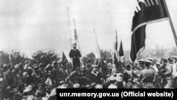 Виступ матроса-українця на Історичному бульварі в Севастополі влітку 1917 р. перед українізованими частинами морської піхоти «Спеціальної десантної дивізії»