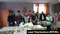 Москвадагы кыргыз диаспора өкүлдөрү миграциялык борбордо жаткандардан кабар алды