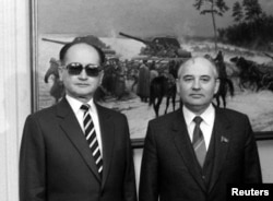 პოლონეთის ყოფილი პრეზიდენტი ვოიცეხ იარუზელსკი და მიხეილ გორბაჩოვის შეხვედრა ვარშავაში. 1995 წელი.