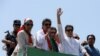 د تحريک انصاف مشر عمران خان په يوه احتجاجي لاريون کې د خپلو پلويانو شعارونو ته ځواب وايي - عکس له ارشېفه 