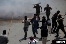 د مې پر ۲۵مه په اسلام اباد کې د تحریک انصاف ګوند پلویانو او پولیسو ترمینځ اخ و ډب وشو.