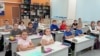 "Татар телен чит тел буларак укытабыз". Русия төбәкләрендә татар теле ничек укытыла