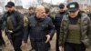 Прокурор Міжнародного кримінального суду (МКС) Карім Хан (посередині) та генеральний прокурор України Ірина Венедіктова відвідали місце братської могили в місті Буча під Києвом, 13 квітня 2022 року