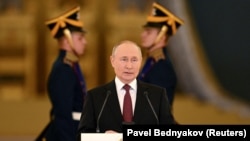 «Такий відступ був би ще одним принизливим публічним визнанням невдач Путіна у війні та приніс би Україні другу велику перемогу за місяць» – пише New York Times